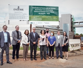 Reitora Márcia Abrahão reúne-se com administração do HUB, em visita às obras da Unidade da Criança e do Adolescente. Foto: Beto Monteiro/Ascom UnB. 27/12/2022